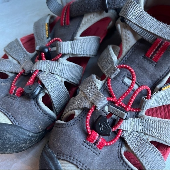 ** Keen Newport H2 Sport Red Gray Black Sandals Mens 6 Womens 7.5 main image 9